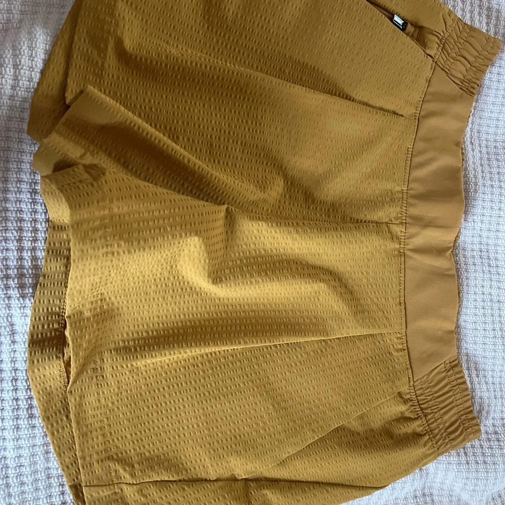 Athleta Textured Brooklyn Short in Tuscan Gold Womens 4 - Picture 5 of 12